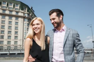Pareja sonriente en una cita organizada por una agencia matrimonial