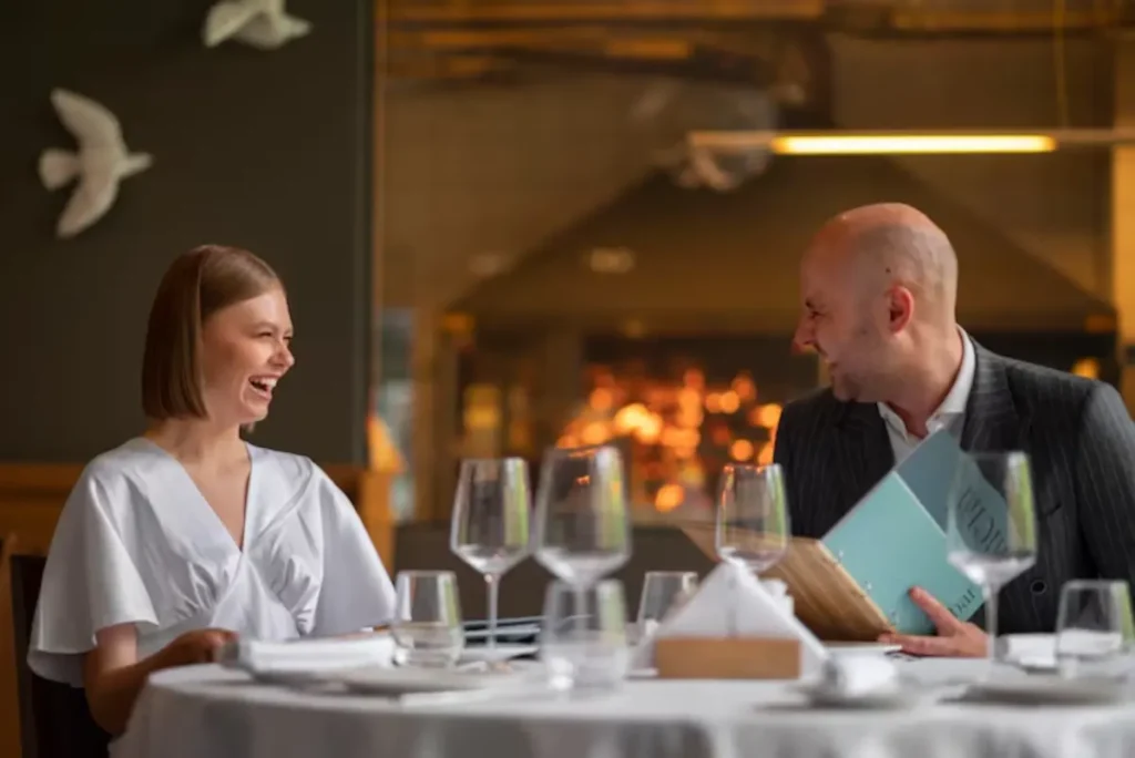 Pareja sonriendo en una cita exitosa