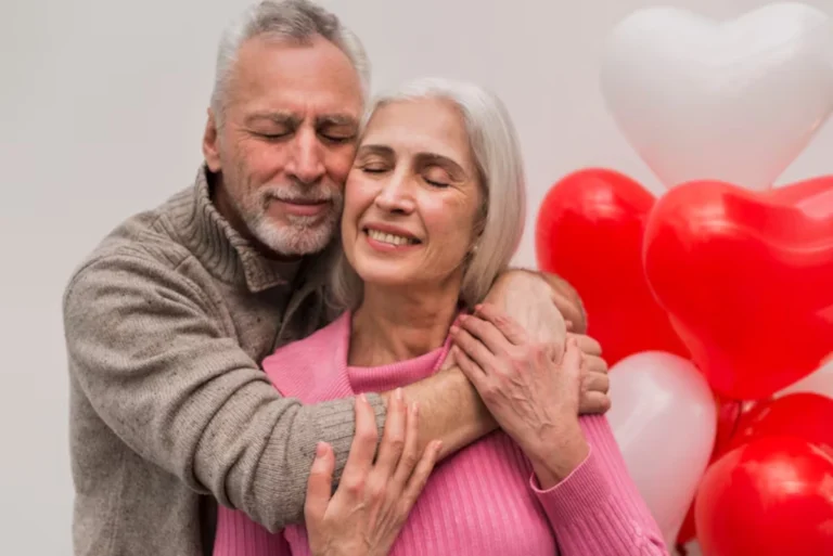 Pareja madura abrazándose en San Valentín