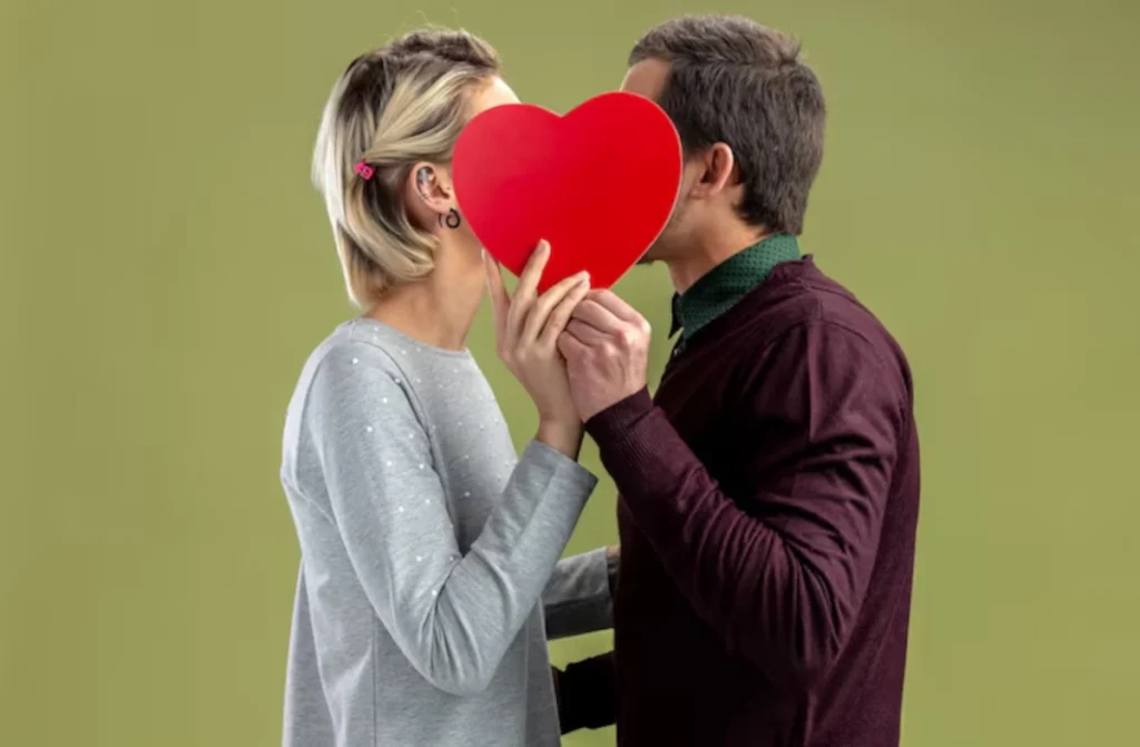 Pareja besándose en San Valentín