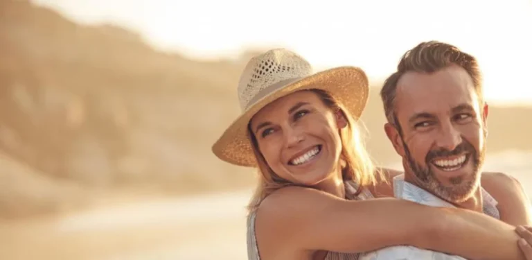 Pareja feliz tras invertir en buscar pareja