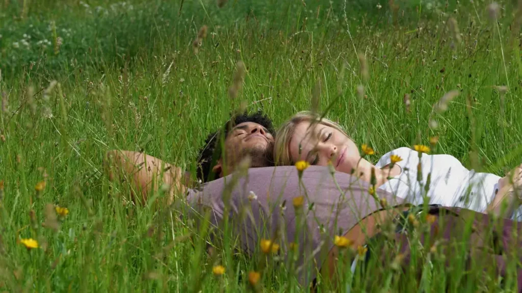 Pareja feliz abrazándose