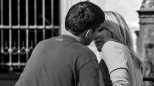 Pareja compatible conectando de forma natural