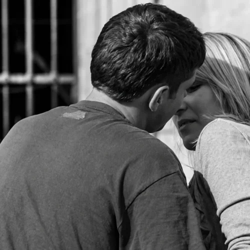 Pareja compatible conectando de forma natural