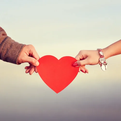 Manos sosteniendo un corazón como símbolo de compromiso