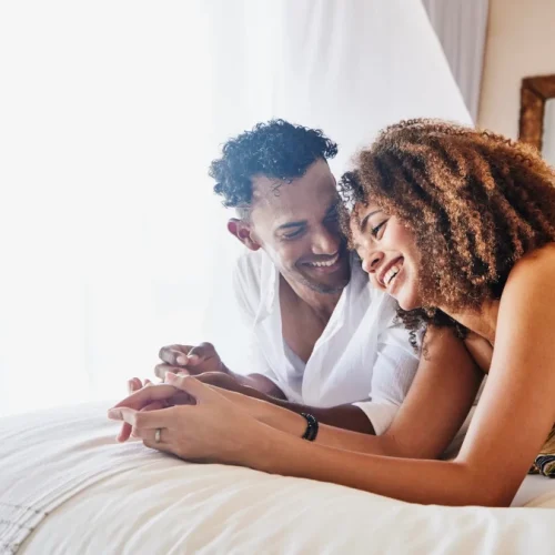 Pareja feliz disfrutando de una relación estable