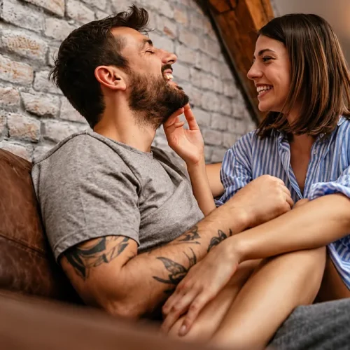 Pareja conversando sobre una relación seria