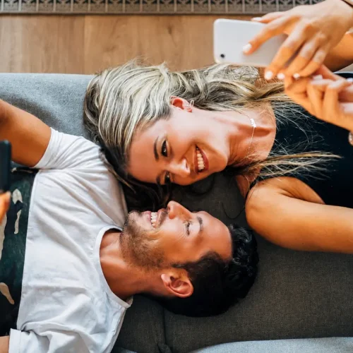 Pareja feliz tras dejar una app de citas