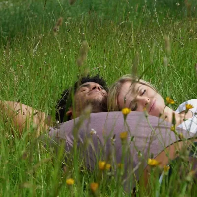 Pareja feliz abrazándose