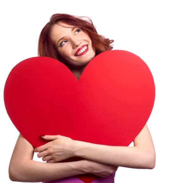Mujer sonriendo con corazón en las manos