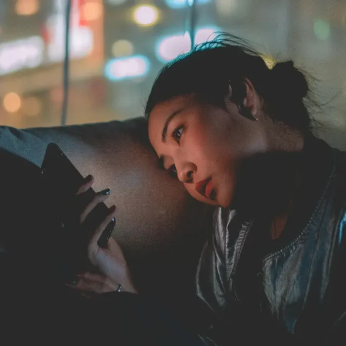 Mujer mirando móvil sin respuesta